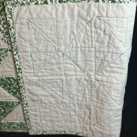 White and Green Floral Center Place Mat and 4 Matching Folded Napkins - Picture 3 of 5